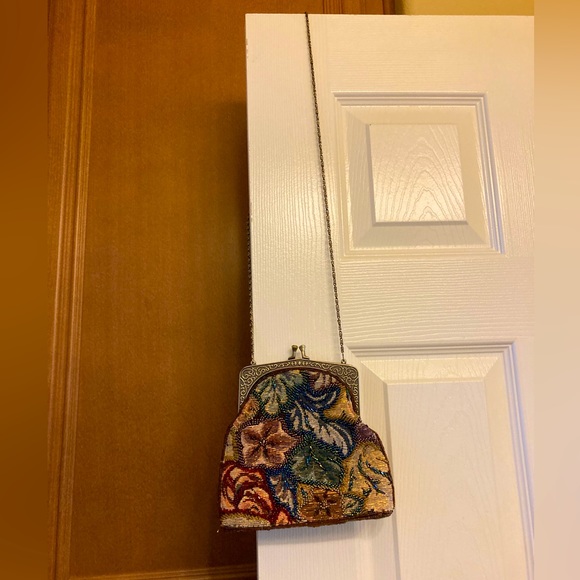 Beaded Floral Tapestry Purse w/ Metal Frame & Chain Strap. - Vintage - Picture 6 of 9